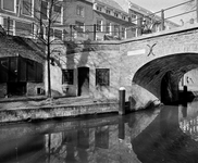 853787 Gezicht op de werfkelder aan de Nieuwegracht naast de Brigittenbrug te Utrecht.